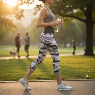 Leggings Capri Patrón de camuflaje negro de nombre personalizado