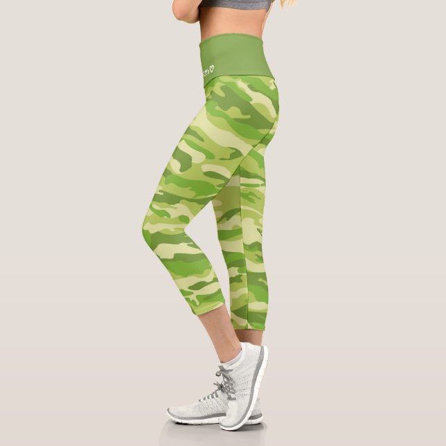 Leggings Capri Patrón de Camuflaje Verde de Nombre Personalizado (Izquierda)