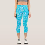 Leggings Capri Patrón de cascos marinos en azul brillante<br><div class="desc">Leggings azules brillantes con esténcil de concha blanca.</div>
