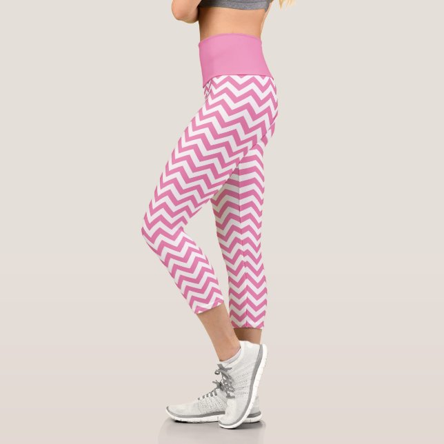 Leggings Capri Patrón De Chevron Blanco Y Rosa Ligero (Izquierda)