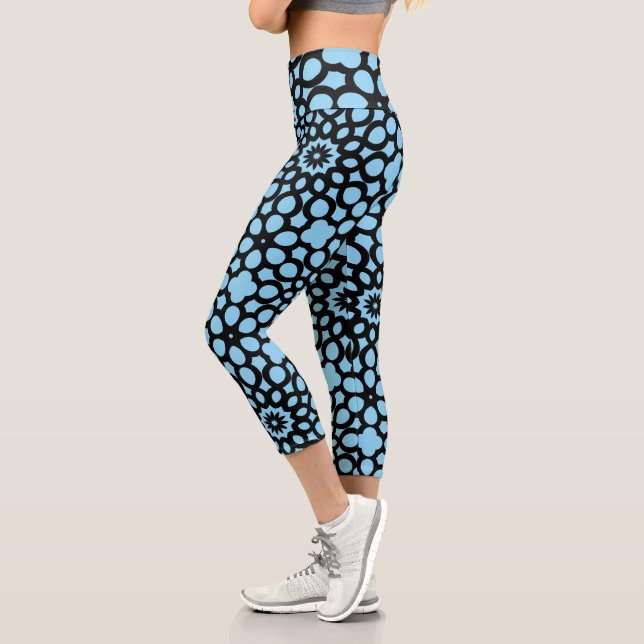 Leggings Capri Patrón de copo de nieve azul cielo y negro (Izquierda)