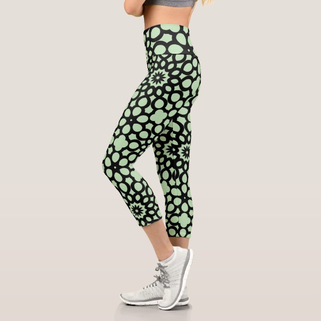 Leggings Capri Patrón de copo de nieve verde pálido y negro (Izquierda)