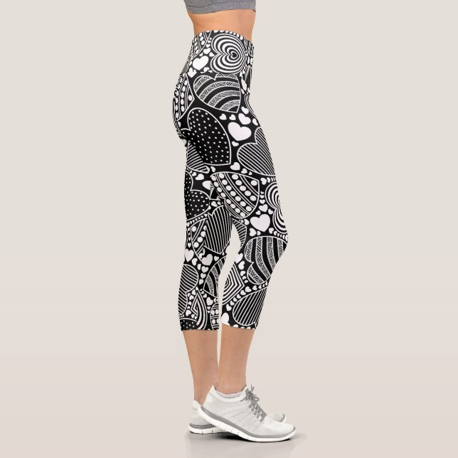Leggings Capri Patrón de corazones decorativos en blanco y negro (Derecha)