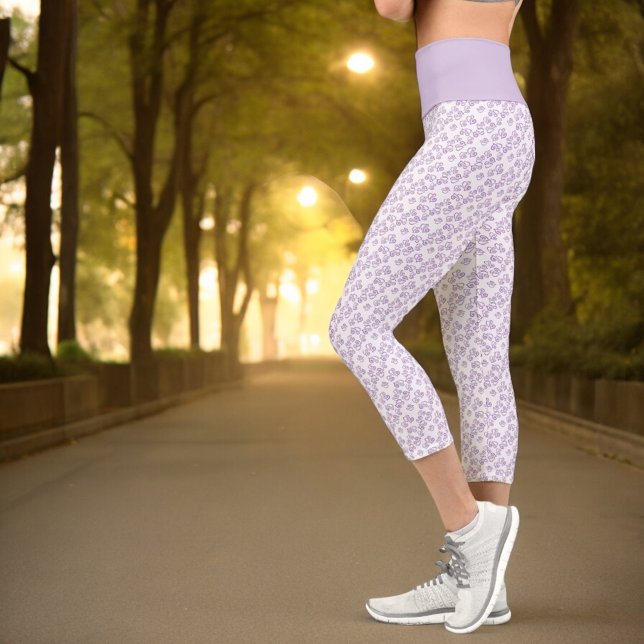 Leggings Capri Patrón de corazones morados ligados pequeños sobre (lavender linked heart capri leggings)