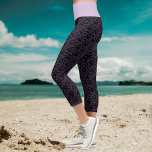 Leggings Capri Patrón de corazones morados pequeños sobre piernas<br><div class="desc">Este divertido diseño presenta un patrón de corazones ligados violeta sobre un fondo negro y una cintura púrpura pastel.</div>