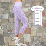 Leggings Capri Patrón de corazones morados pequeños sobre púrpura<br><div class="desc">Este divertido diseño presenta un patrón de corazones ligados violeta sobre un fondo púrpura pastel y una cintura púrpura pastel.</div>