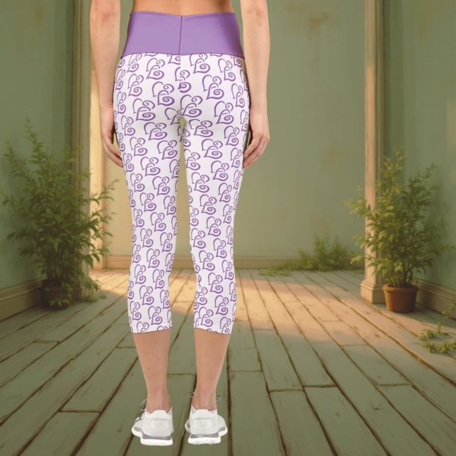 Leggings Capri Patrón de Corazones Púrpura Vinculado sobre Pierna (back view of purple linked heart capri leggings)