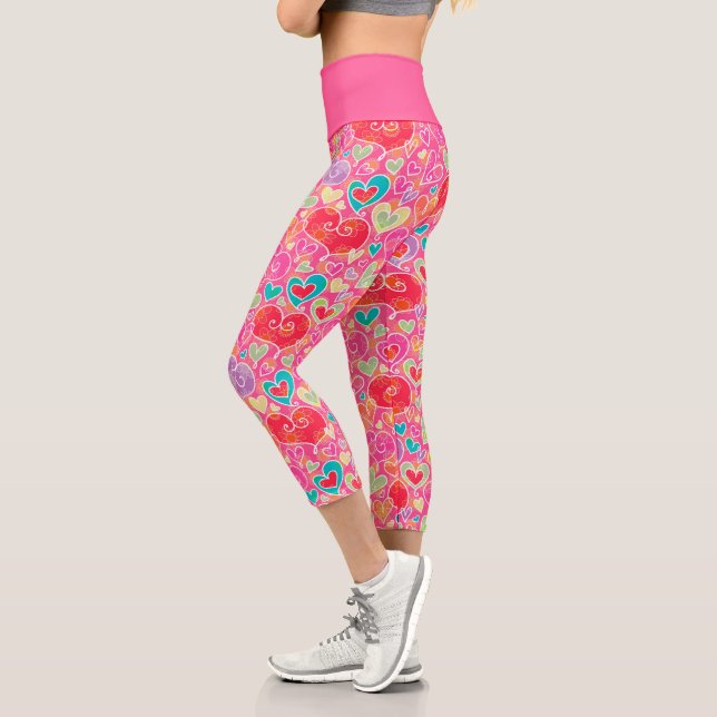 Leggings Capri Patrón de corazones sinusal turquesa rosado y rojo (Izquierda)