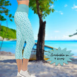 Leggings Capri Patrón de corazones Verde azulados ligados pequeño<br><div class="desc">Este divertido diseño presenta un patrón de pequeños corazones verdes de dos colores diferentes unidos a un fondo verde pastel con una banda de cintura de color complementaria.</div>