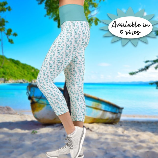 Leggings Capri Patrón de corazones Verde azulados ligados pequeño (The green combination linked heart pattern on these leggings is set on a white background . )