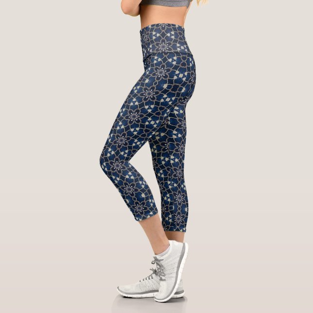Leggings Capri Patrón de flores azules de medianoche (Izquierda)