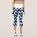Leggings Capri Patrón de flores blancas en azul oscuro<br><div class="desc">Color blanco claro sobre azul oscuro.</div>