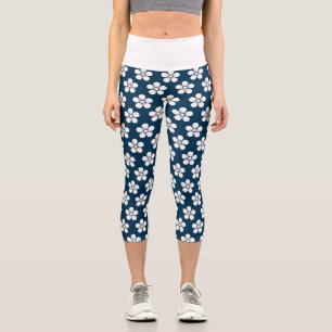 Leggings Capri Patrón de flores blancas en azul oscuro