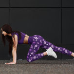 Leggings Capri Patrón de flores de margarita floral púrpura<br><div class="desc">flores reales de bonito morada y lavanda decoran estas adorables leggings florales violetas con hermosos corazones blancos y formas frescas.</div>