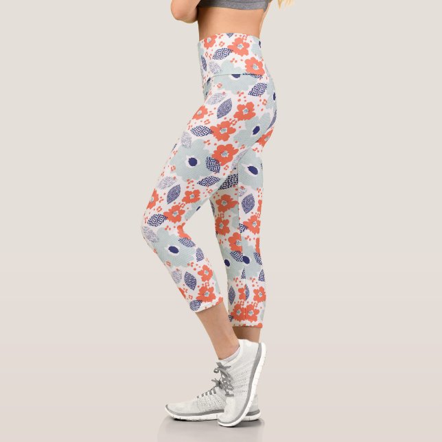 Leggings Capri Patrón de flores moderadas naranja y azul (Izquierda)