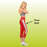 Leggings Capri Patrón de golf de moda moderna texto rojo<br><div class="desc">Letreras divertidas en rojo para un golfista entusiasta. El audaz patrón geométrico en la base de las piernas se crea a partir de palos de golf y bolas de golf en un fondo rojo. Luminoso y alegre. El texto de cada pierna está en negro sobre una franja gris plateada, y...</div>