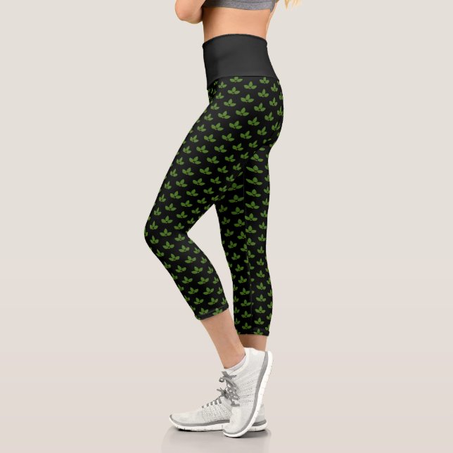 Leggings Capri Patrón de hoja de laurel verde moderno sobre negro (Izquierda)