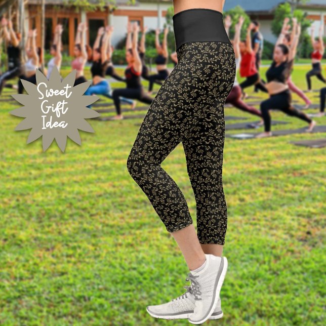 Leggings Capri Patrón De Hojas Verdes Sobre El Fondo Negro (Enjoy the comfort of your capri leggings featuring this leaf pattern on black design. Gift it!)