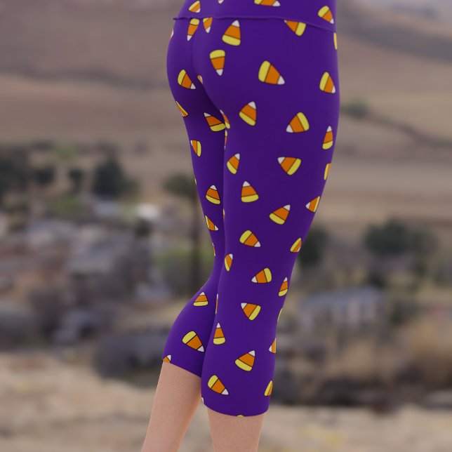 Leggings Capri Patrón de maíz dulce de Halloween Piernas púrpuras (Cute candy corn capri leggings perfect for Halloween fun!)