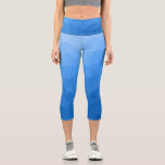 Leggings Capri Patrón de malla geométrica de gradiente azul claro<br><div class="desc">Ropa de mujer con formas geométricas de personalizable únicas y divertidas. Las leggings capri de Guay le hacen la moda. Malla geométrica triangular con gradiente oscuro azul claro.</div>
