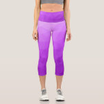 Leggings Capri Patrón de malla geométrica del gradiente de lavand<br><div class="desc">Ropa de mujer con formas geométricas de personalizable únicas y divertidas. Las leggings capri de Guay le hacen la moda. Malla geométrica de triángulo con gradiente oscuro de lavanda de color púrpura claro.</div>