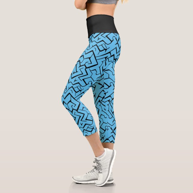 Leggings Capri Patrón de meandro azul claro | Maze moderno (Izquierda)