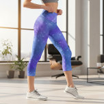 Leggings Capri Patrón de Moda giratoria azul y púrpura<br><div class="desc">Este diseño moderno presenta un brillante patrón azul y violeta.</div>