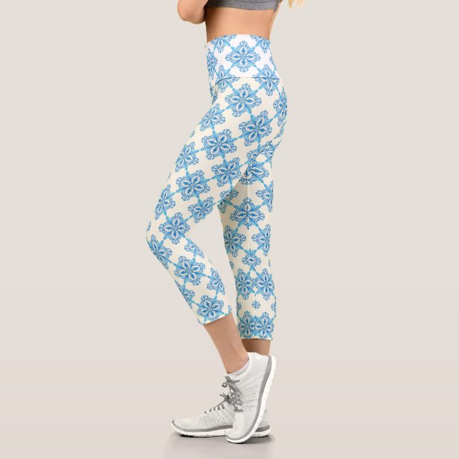 Leggings Capri Patrón de mosaico floral azul mediterráneo (Izquierda)
