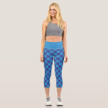 Leggings Capri Patrón de placa de comprobación azul<br><div class="desc">Un par azul sobre tablero de ajedrez azul con estampado de leggings con cuadrados de azul real y azul marino con una brillante cintura azul real a juego.</div>