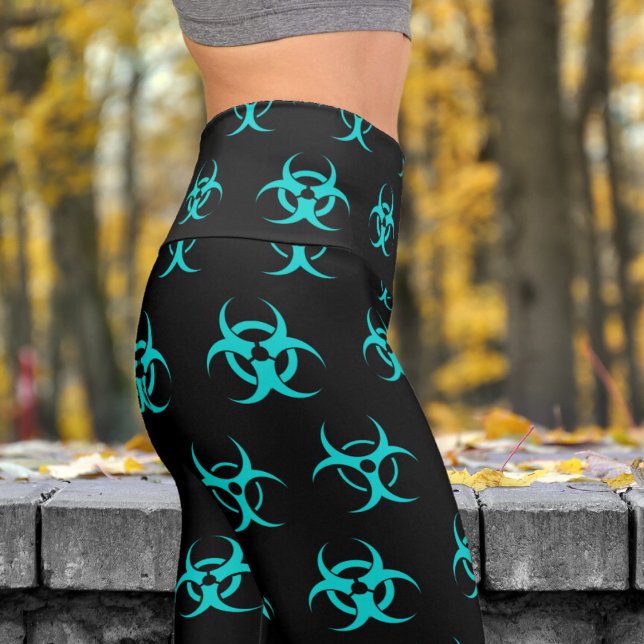 Leggings Capri Patrón de riesgo de la biotecnología azul y negro  (Biohazard Blue on Black)