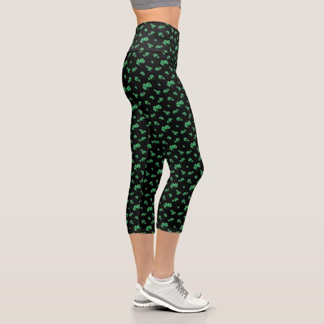 Leggings Capri Patrón de Shamrock irlandés verde degradado en neg (Derecha)