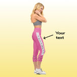 Leggings Capri Patrón de texto de golf de moda moderna rosa<br><div class="desc">Letreras divertidas en rosa para un golfista entusiasta. El audaz patrón geométrico en la base de las piernas se crea a partir de palos de golf y bolas de golf en un fondo rosado. Luminoso y alegre. El texto de cada pierna está en negro sobre una franja gris plateada, y...</div>