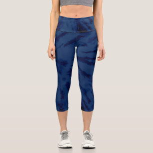 Leggings Capri Patrón de tinte azul de la Marina de Guay Artsy