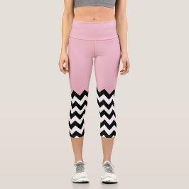 Leggings Capri Patrón de zigzag negro y blanco, chevron, rosa