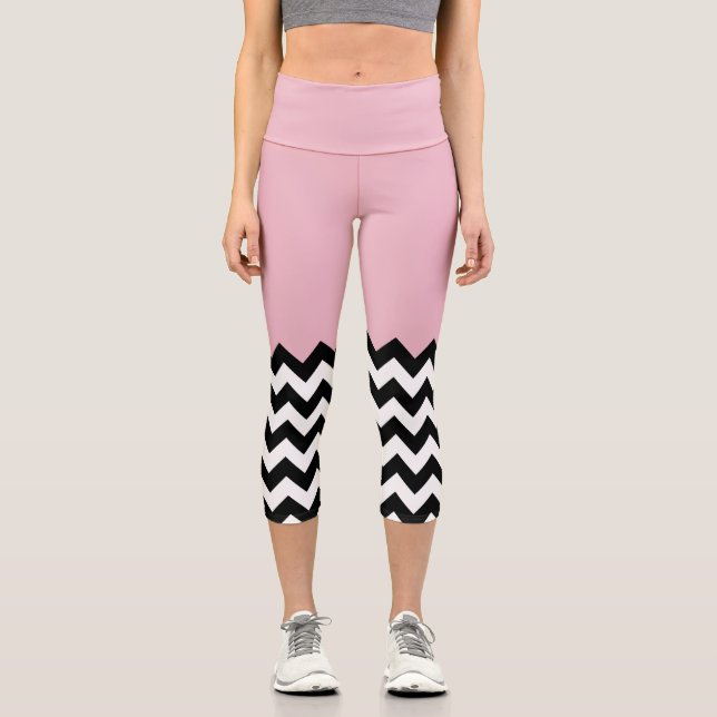 Leggings Capri Patrón de zigzag negro y blanco, chevron, rosa (Anverso)