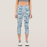Leggings Capri Patrón Dinosaurio Azul<br><div class="desc">Cuidados dinosaurios caprichosos sobre un fondo azul medio. Arte original de Nic Squirrell.</div>