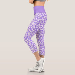 Leggings Capri Patrón floral geométrico moderno de púrpura y blan