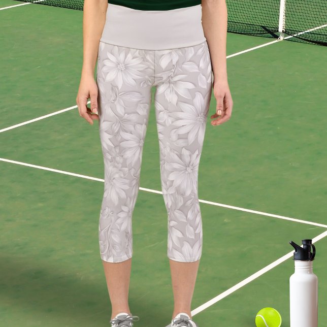 Leggings Capri Patrón floral lindo Flor blanca natural Elegante (Elegant sporty cropped leggings with white and pale taupe floral pattern)