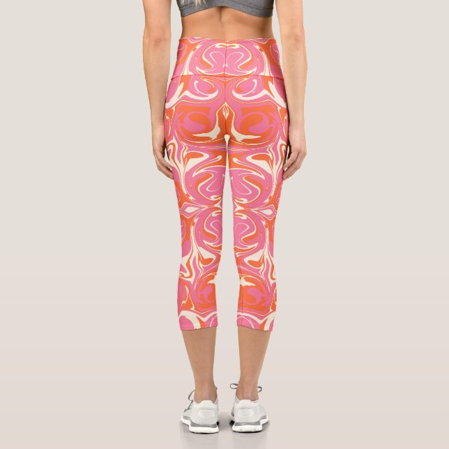 Leggings Capri Patrón giratorio en rosa, Naranja y crema (Reverso )