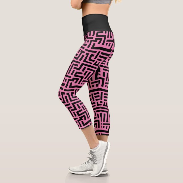 Leggings Capri Patrón Maze de arte pop negro y rosa (Izquierda)
