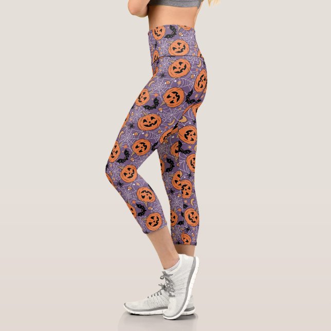 Leggings Capri Patrón morado de Halloween de Jack-O-Lantern (Izquierda)