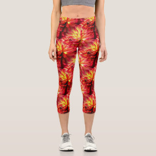 Leggings Capri Patrón natural de las flores de Dahlia roja
