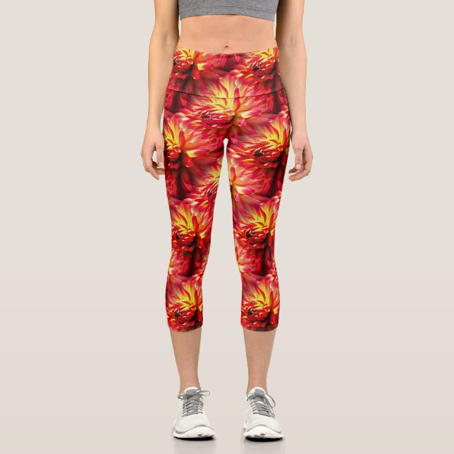 Leggings Capri Patrón natural de las flores de Dahlia roja (Anverso)
