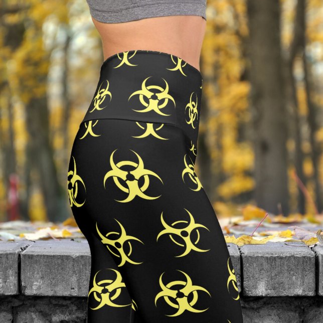 Leggings Capri Patrón negrita de Yoga en forma de riesgo de la bi (Biohazard Yellow on Black)