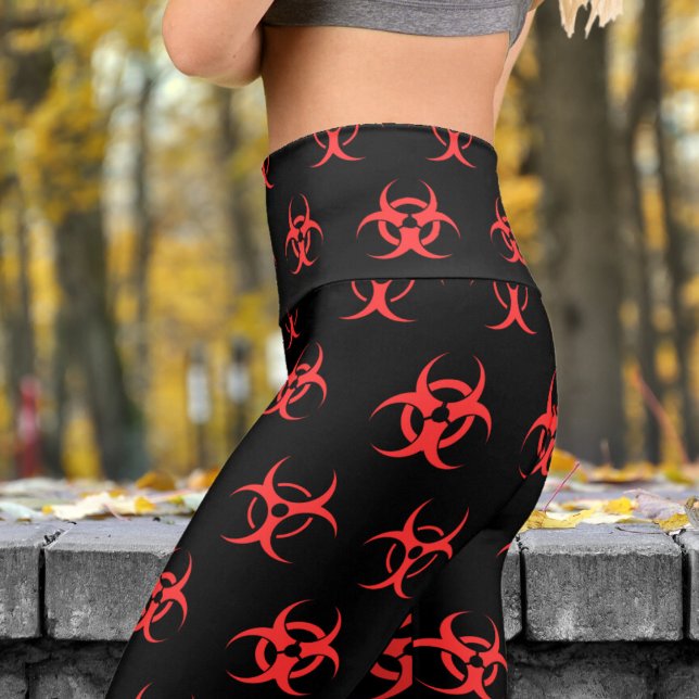 Leggings Capri Patrón negrita rojo y negro de riesgo biológico Yo (Biohazard Red on Black)