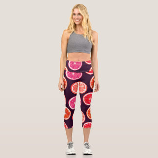 Leggings Capri Patrón oscuro de cítricos pintados a mano