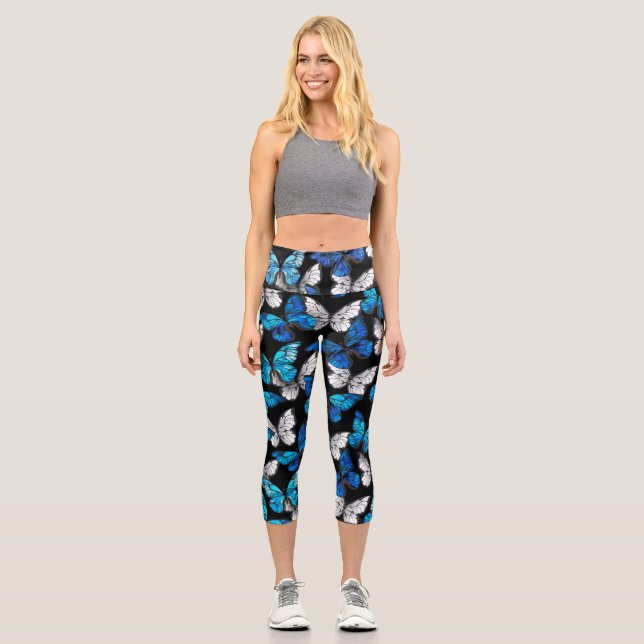 Leggings Capri Patrón oscuro sin foco con mariposas azules morfo (Anverso)