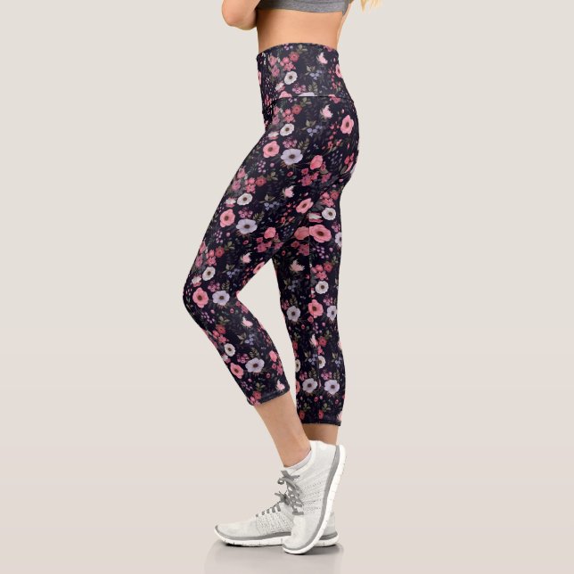 Leggings Capri Patrón Rosa De Verano En Negro (Izquierda)