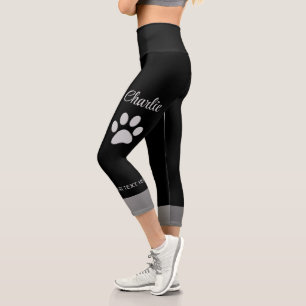 Leggings Capri Paw de perro plateado sobre fondo negro