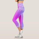 Leggings Capri Perforaciones Purpurinas de las piernas rosadas pú<br><div class="desc">Moderno Purpurina de neón morado rosado Sparkle Drips Fiesta Capri Leggings - Añadir su texto único - Hacer su regalo especial - Redimensionar y mover o eliminar y agregar texto / elementos con la herramienta de personalización. Diseño de MIGNED. Por favor, vea mis otros proyectos. También puede transferir estos diseños...</div>